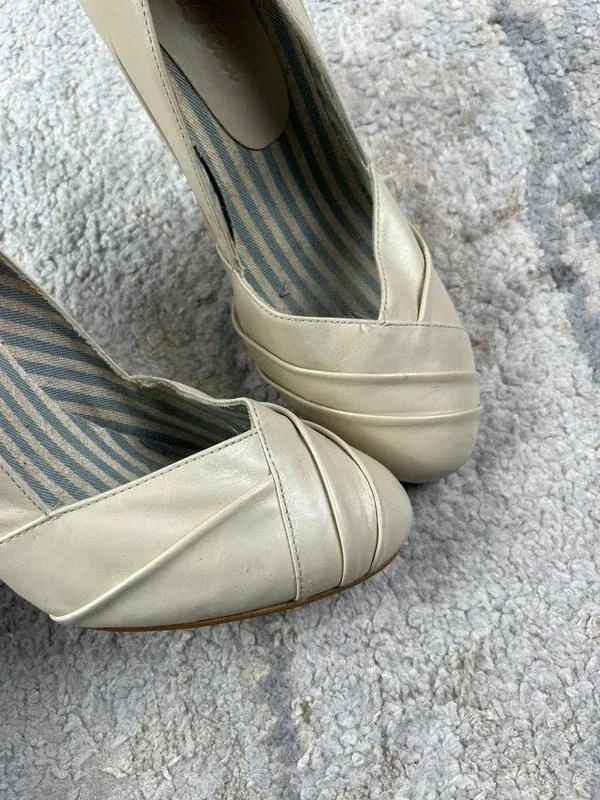 Sapatos de salto alto Diesel em pele bege – photo 4